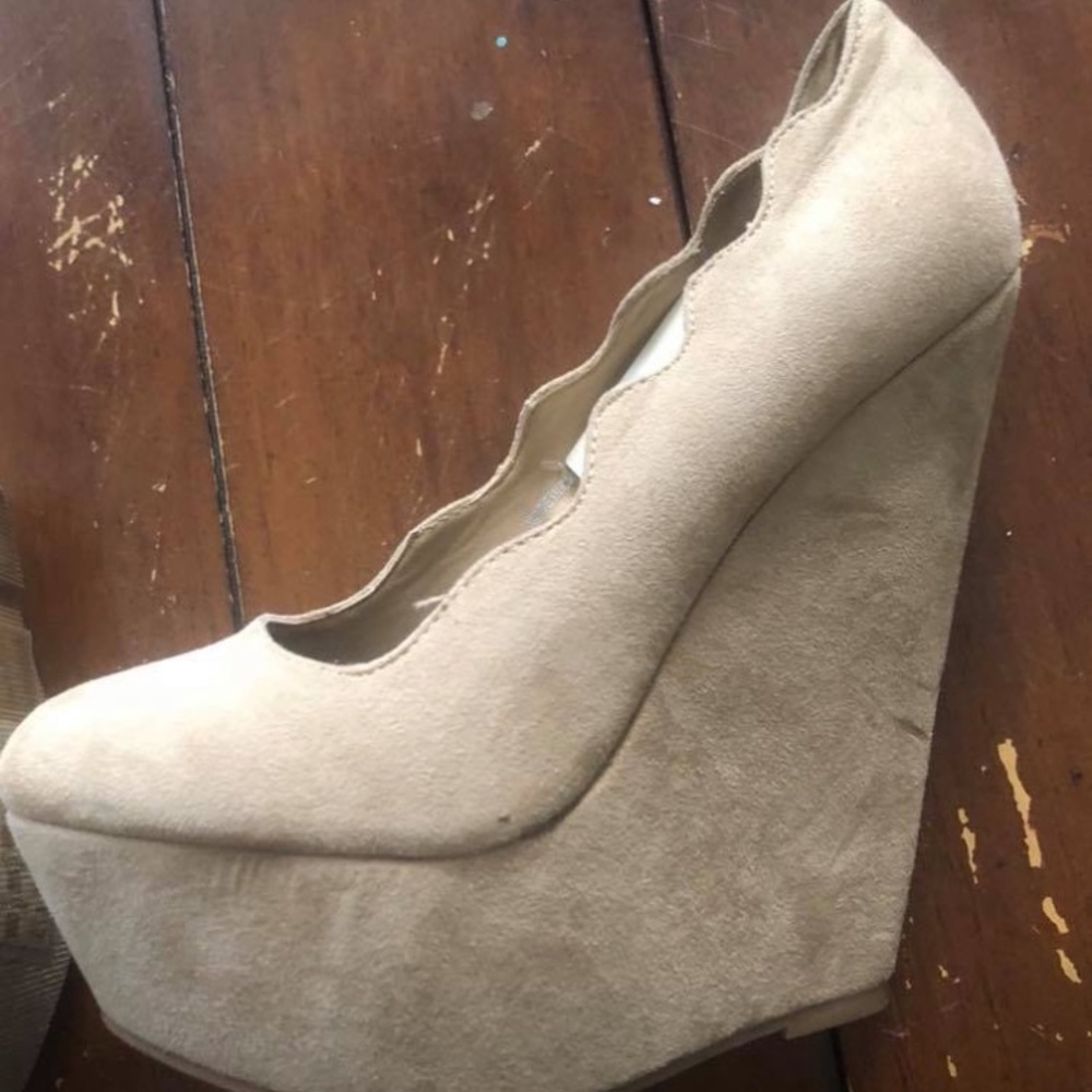 High beige wedge shoe